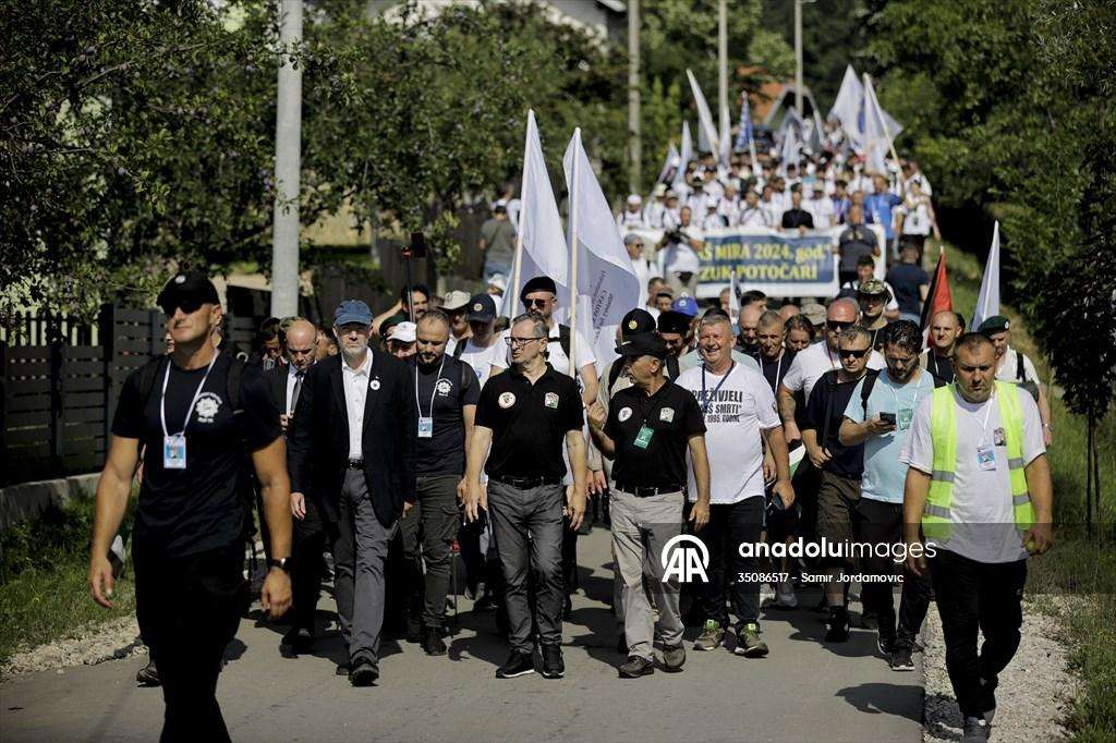 Sudionici Marša mira za Srebrenicu / Foto: Anadolu