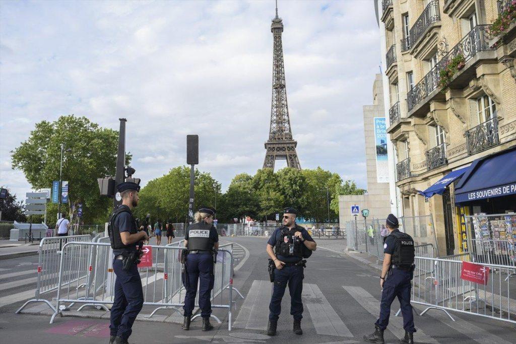 (FOTO) PARIZ SPREMAN ZA OI: Ekstravagantna ceremonija otvaranja, 7.000 sportaša osigurava oko 45.000 policajaca, 10.000 vojnika i 2000 privatnih zaštitara Francuska polcija / Foto: Anadolu