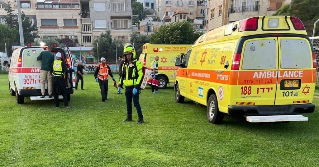 IZRAELSKE VLASTI: Najmanje 12 poginulih i 37 ozlijeđenih u raketnom napadu na Golansku visoravan Hitne službe evakuiraju ozlijeđene u napadu na Golansku visoravan / Foto: Anadolu