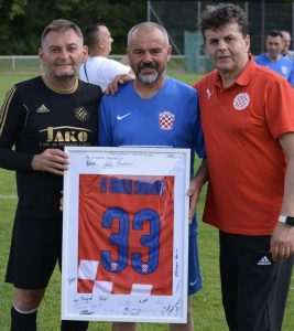 PRIJATELJSKI SUSRET U MÜNCHENU: Veterani Croatije Frankfurt gostovali kod prijatelja iz Croatije München Razmjena dresova / Foto: Fenix (SIM)