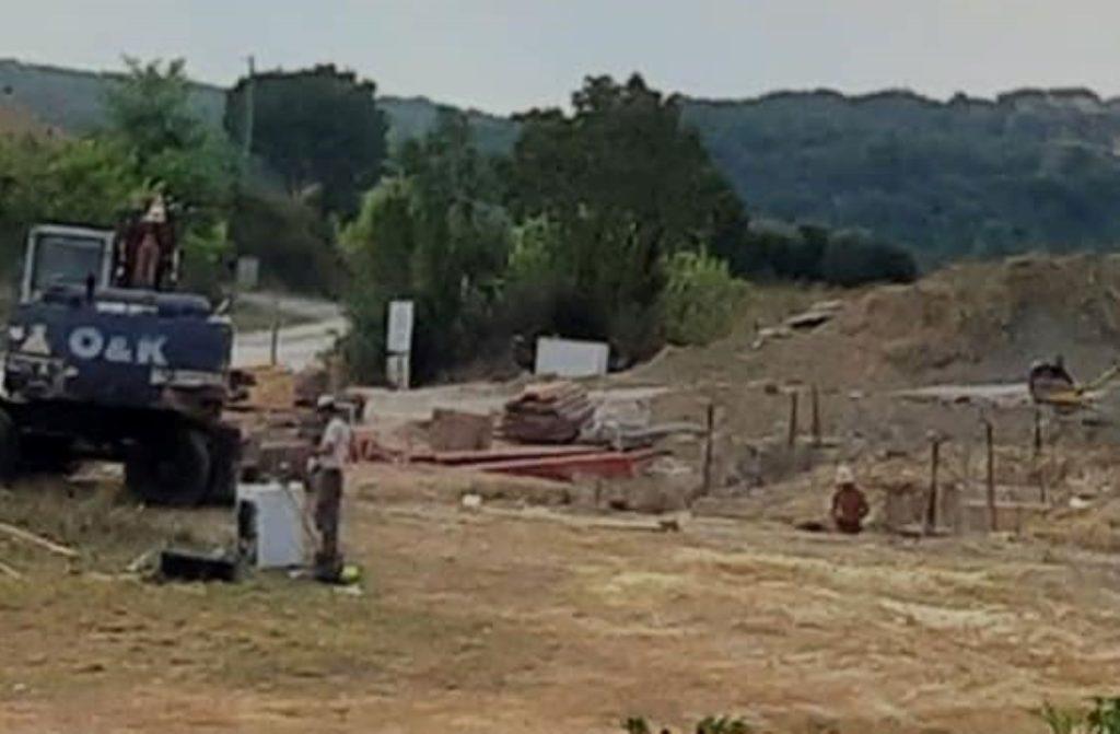 PRIČA IZ DALMACIJE: Topi se i čelik, a bauštelci rade - nema milosti, tako je kako je, u podne ili u ujutro, isto nam je! Radnici na građevini / Foto: Fenix (MD)