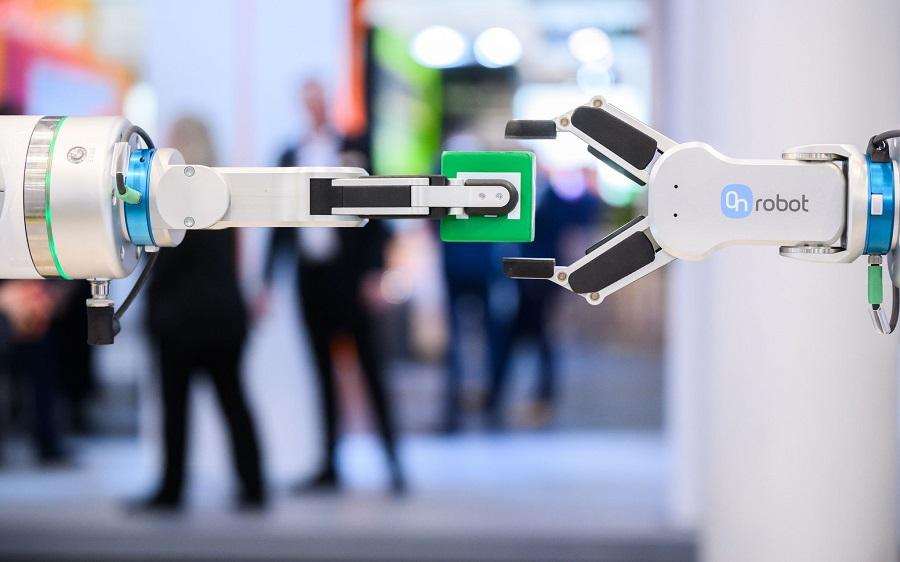 Robot (ILUSTRACIJA) / Foto: Julian Stratenschulte/dpa