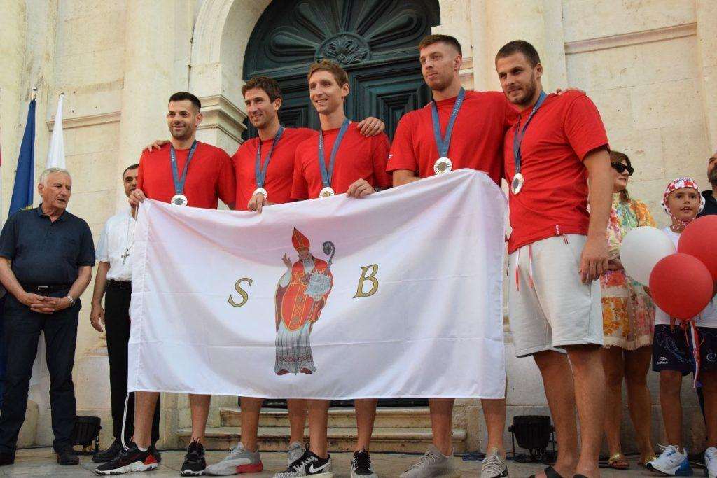 SPLIT/DUBROVNIK: Doček hrvatskih olimpijaca na splitskoj Rivi i dubrovačkom Stradunu Dubrovački olimpijci ispred crkve sv. Vlaha / Foto: Hina