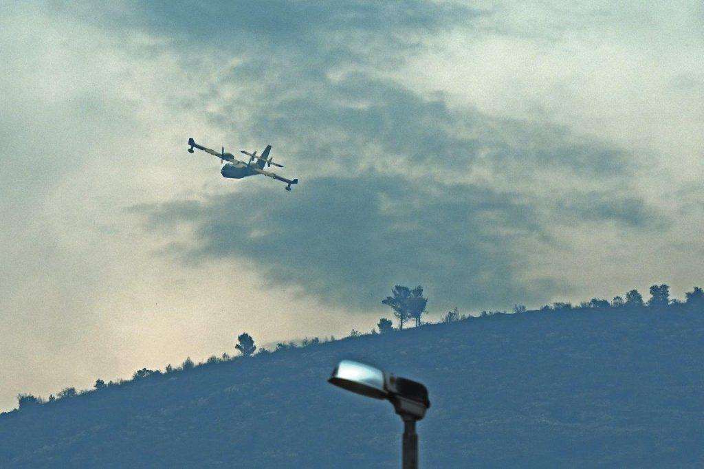 OBRANJENE SVE KUĆE U ŽRNOVNICI: Na terenu je 160 vatrogasaca i 40 vozila, fronta požara je jako velika - stigli kanaderi Kanader iznad mjesta pozarišta / Foto: Hina