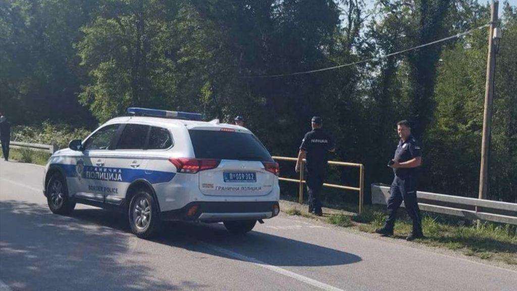SMRT U DRINI: U prevrtanju čamca stradalo 10 migranata među kojima i beba od 9 mjeseci Granična policija BiH na cesti uz rijeku Drinu / Foto: Anadolu