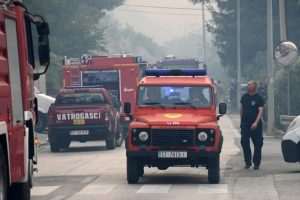 OBRANJENE SVE KUĆE U ŽRNOVNICI: Na terenu je 160 vatrogasaca i 40 vozila, fronta požara je jako velika - stigli kanaderi Splitski vatrogasci / Foto: Hina