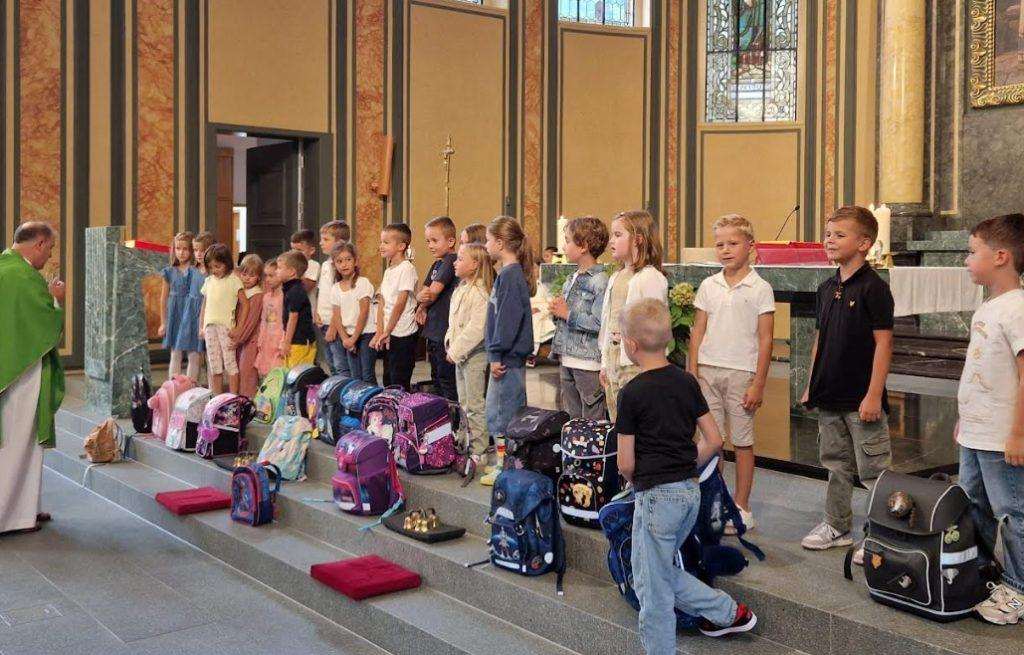 HRVATSKA KATOLIČKA MISIJA U ZÜRICHU: Fra Iko Skoko blagoslovio školarce pred početak nove školske godine Blagoslov skolaraca