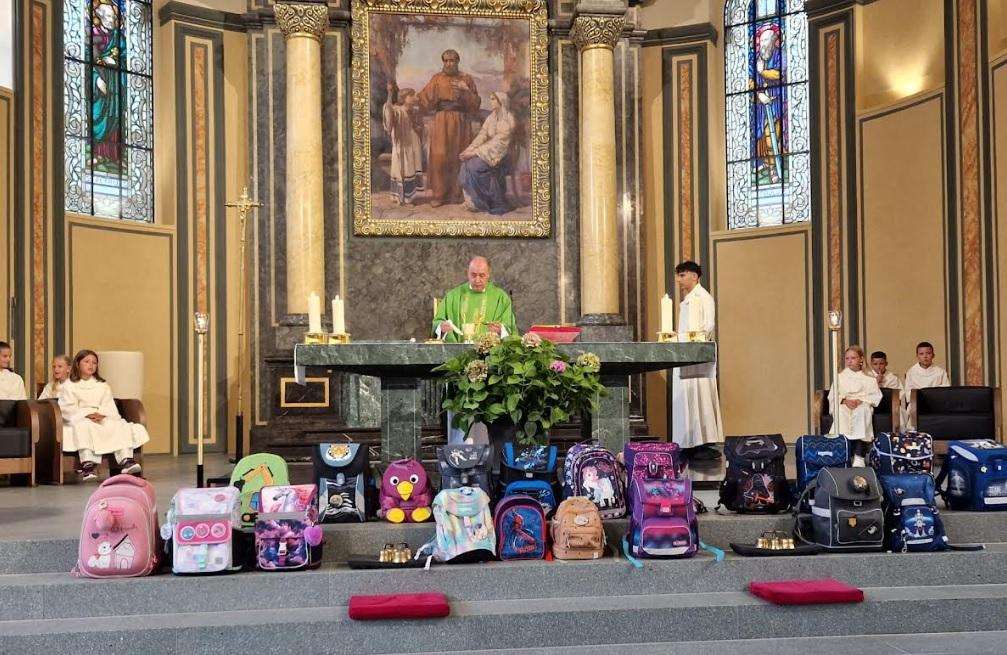 HRVATSKA KATOLIČKA MISIJA U ZÜRICHU: Fra Iko Skoko blagoslovio školarce pred početak nove školske godine Blagoslov skolaraca