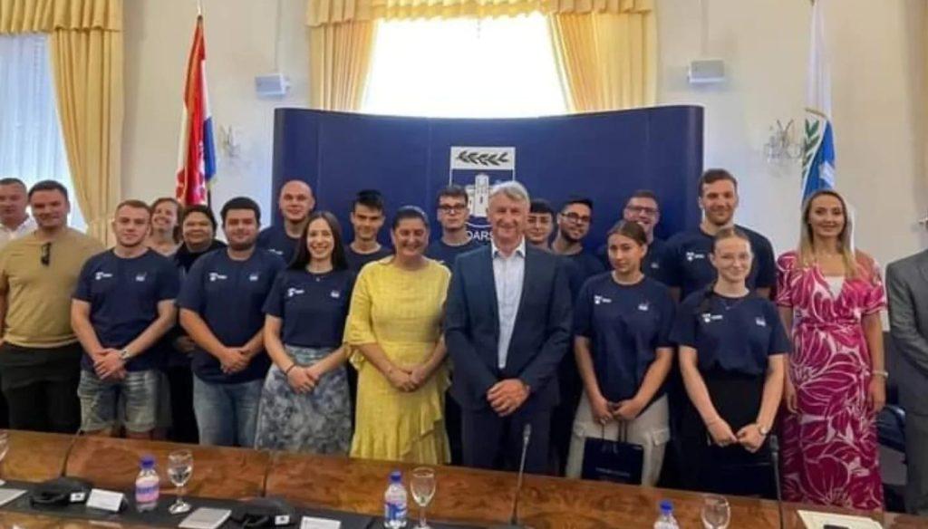 TROJICA MLADIĆA IZ HRVATSKOG ISELJENIŠTVA: Ono što radimo posljednjih dana je jako važno, jer puno je lakše voljeti ono što poznaješ TROJICA MLADIĆA IZ HRVATSKOG ISELJENIŠTVA: Ono što radimo posljednjih dana je jako važno, jer puno je lakše voljeti ono što poznaješ