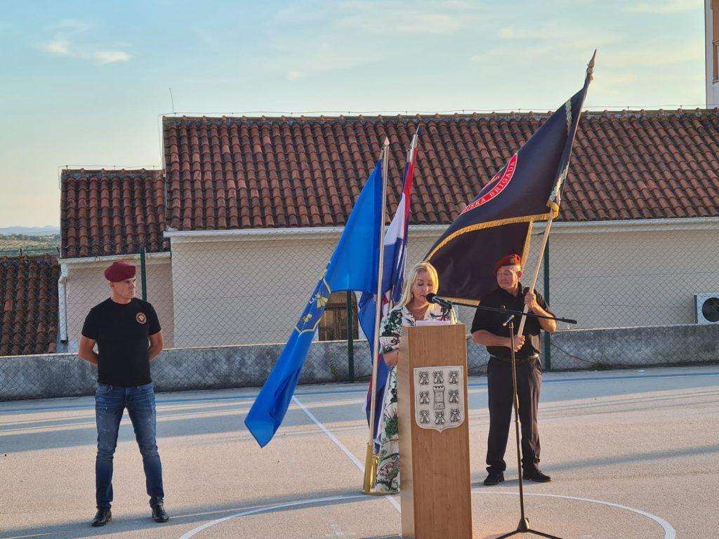 MNOGI SU U RADOVINU I ZAPLAKALI: Stipan Dundović je bio mlad, 23-godišnjak, pun snova i nade, ali nije se nimalo dvoumio u trenutku kada ga je njegova zemlja zvala Obljetnica pogibije hrvatskog branitelja Stipana Dundovića iz Radovina / Foto: Fenix (Pave Dokoza)
