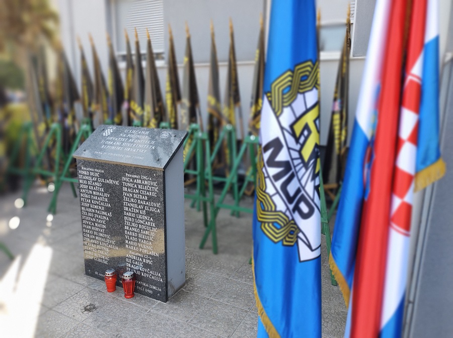 POZIV NA PRAVDU I PRONALAZAK NESTALIH: Obilježena 33. obljetnica pogibije 39 branitelja u Policijskoj postaji Dalj U Dalju obilježena obljetnica pogibije 39 branitelja u Policijskoj postaji Dalj / Foto: Hina