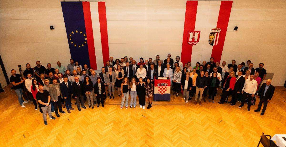 “PROSLAVA PONOSA I ZAJEDNIŠTVA”: Hrvatska zajednica u Gornjoj Austriji svečano proslavila 30. godina postojanja i rada “PROSLAVA PONOSA I ZAJEDNIŠTVA”: Hrvatska zajednica u Gornjoj Austriji svečano proslavila 30. godina postojanja i rada