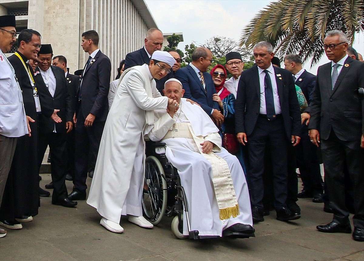 NEVJEROJATNE SCENE IZ JAKARTE: Papa Franjo je prilikom posjeta džamiji u Jakarti poljubio ruku imamu, on je njega poljubio u čelo Papa Franjo ljubi ruku glavnom imamu džamije Nasaruddinu Omeru / Foto: Anadolu