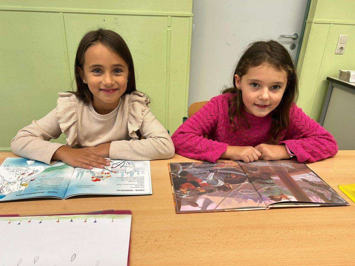 KNJIGA NA DAR HRVATSKOJ DJECI U MAINZU: Mirjana Mrkela, Marin Franić, Frane Herenda i Petra Marušić KNJIGA NA DAR HRVATSKOJ DJECI U MAINZU: Mirjana Mrkela, Marin Franić, Frane Herenda i Petra Marušić