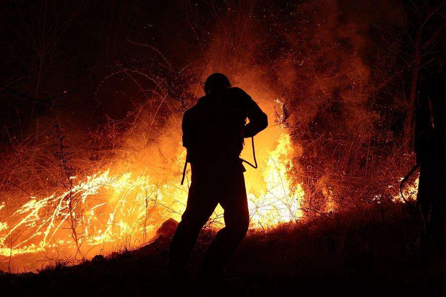 Vatrogasac gasi požar / Foto: Anadolu