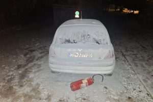 NEVIĐENI VANDALIZAM U DUBROVNIKU: Prahom iz vatrogasnog aparata zasuo i uništio automobil prometnog policajca Automobil zasut vatrogasnim prahom iz vatrogasnog aparata / Foto: Fenix (SIM)