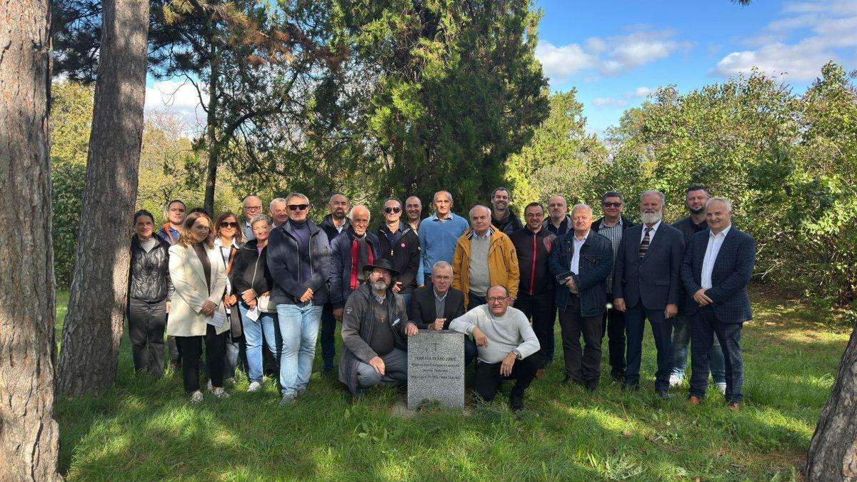 ČLANOVI UDRUGE ĐAKA FRANJEVAČKE GIMNAZIJE VISOKO U BEČU: Bogat znanstveno-kulturni program za godišnju skupštinu Udruge Bivši đaci i prijatelji Franjevačke klasična gimnazija Visoko na grobu Ivana fra Frane Jukuća / Foto: Fenix (Rudolf Mijoč)