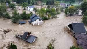 (VIDEO/FOTO)POPLAVE U BiH NAPRAVILE KATASTROFU, JABLANICU POGODIO I POTRES: Bujica odnijela 20-ak automobila, cestovne, telefonske i internetske veze su u prekidu, ugroženi ljudski životi, nastava prekinuta Poplavljeno selo Luke kod Fojnice / Foto: Anadolu