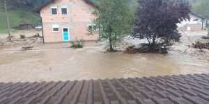 (VIDEO/FOTO)POPLAVE U BiH NAPRAVILE KATASTROFU, JABLANICU POGODIO I POTRES: Bujica odnijela 20-ak automobila, cestovne, telefonske i internetske veze su u prekidu, ugroženi ljudski životi, nastava prekinuta Poplavljeno selo Luke kod Fojnice / Foto: Anadolu