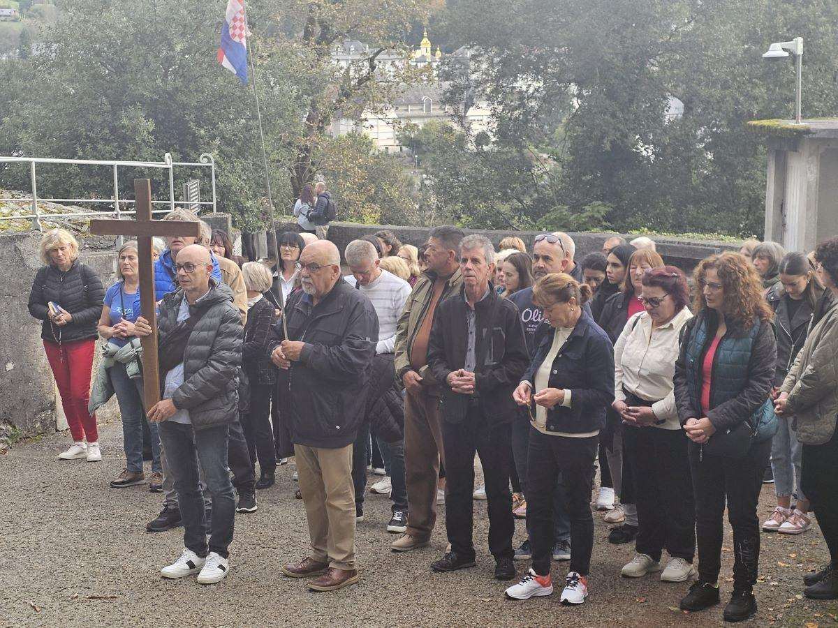POD VODSTVOM FRA ANTE BILIĆA I DON MLADENA IVŠIĆA: Vjernici župa Veliko Brdo i Žeževica posjetili svetišta Fatimu i Lourdes Vjernici župa Veliko Brdo i Žeževica posjetili svetišta Lourdes i Fatimu / Foto: Fenix (MS)
