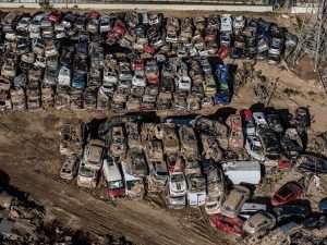 Uništeni automobili na području Valencije / Foto: Anadolu