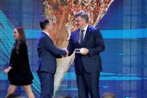 Premijer Andrej Plenković uručuje nagradu na Danima hrvatskog turizma 2024. / Foto: HTZ