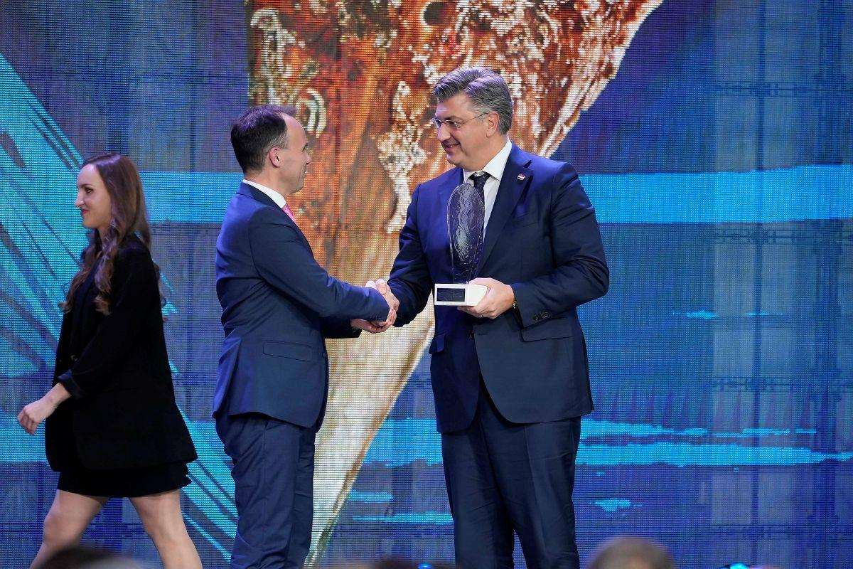 Premijer Andrej Plenković uručuje nagradu na Danima hrvatskog turizma 2024. / Foto: HTZ