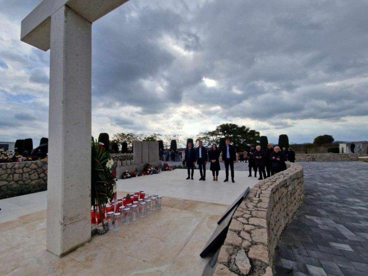 DRAGAN PRIMORAC U ŠKABRNJI: Dok je sjećanja na poginule u Domovinskom ratu, bit će i Hrvatske Dragan Primorac pred polaganje vijenca žrtvama Škabrnje / Foto: Fenix (Sandra Graf)
