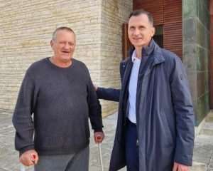 DRAGAN PRIMORAC U ŠKABRNJI: Dok je sjećanja na poginule u Domovinskom ratu, bit će i Hrvatske Dragan Primorac u susretu s barniteljem Škabrnje / Foto: Fenix (Sandra Graf)