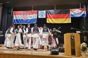 VEČER KLIŠKOG ZAJEDNIŠTVA: Prihod od zabave Hrvatske zavičajne udruge Konjic-Klis iz Calwa namijenjen stradalima od poplava U kulturno-glazbenom dijelu programa nastupili su članovi KUD-a Vila Velebita iz Sindelfingena / Foto: Fenix (J. Kožul)