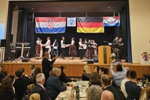 VEČER KLIŠKOG ZAJEDNIŠTVA: Prihod od zabave Hrvatske zavičajne udruge Konjic-Klis iz Calwa namijenjen stradalima od poplava U kulturno-glazbenom dijelu programa nastupili su članovi KUD-a Vila Velebita iz Sindelfingena / Foto: Fenix (J. Kožul)