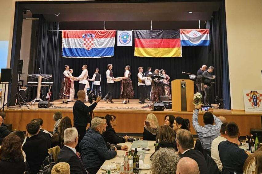 VEČER KLIŠKOG ZAJEDNIŠTVA: Prihod od zabave Hrvatske zavičajne udruge Konjic-Klis iz Calwa namijenjen stradalima od poplava U kulturno-glazbenom dijelu programa nastupili su članovi KUD-a Vila Velebita iz Sindelfingena / Foto: Fenix (J. Kožul)