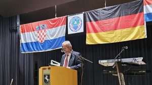 VEČER KLIŠKOG ZAJEDNIŠTVA: Prihod od zabave Hrvatske zavičajne udruge Konjic-Klis iz Calwa namijenjen stradalima od poplava Dopredsjednik Hrvatske zavičajne udrug Konjic-Klis Jozo Kožul za govornicom / Foto: Fenix (SIM)