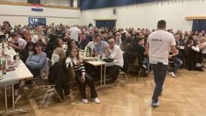 VEČER KLIŠKOG ZAJEDNIŠTVA: Prihod od zabave Hrvatske zavičajne udruge Konjic-Klis iz Calwa namijenjen stradalima od poplava Posjetitelji humanitarne zabave Hrvatske zavičajne udruga Konjic-Klis / Foto: Fenix (J. Kožul)