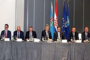 Premijer Andrej Plenković s članovima vlade na sjednici Vijeća za upravljanje razvojem turizma / Foto: Hina