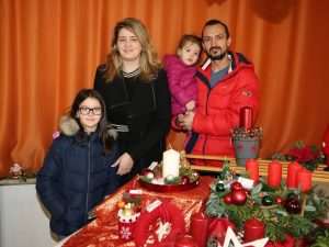 ZAJEDNIŠTVO I DOBROTA HRVATA U NJEMAČKOJ: Mala zajednica kršćana i Hrvata uspješno je organizirala izložbeni i prodajni sajam božićnih vijenaca, domaćih proizvoda, slastica, ukrasa i rukotvorina