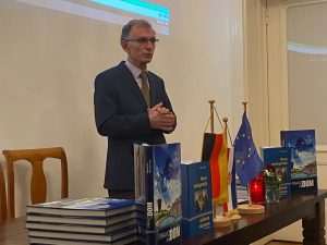 U VELEPOSLANSTVU RH U BERLINU: Otvorena izložba fotografija „Mirna reintegracija i pravo na dom“ Izložba fotografija „Mirna reintegracija i pravo na dom“ u prostorijama Veleposlanstva RH u Berlinu / Foto: Fenix (SIM)