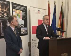 U VELEPOSLANSTVU RH U BERLINU: Otvorena izložba fotografija „Mirna reintegracija i pravo na dom“ Izložba fotografija „Mirna reintegracija i pravo na dom“ u prostorijama Veleposlanstva RH u Berlinu / Foto: Fenix (SIM)