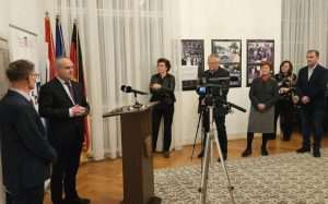 U VELEPOSLANSTVU RH U BERLINU: Otvorena izložba fotografija „Mirna reintegracija i pravo na dom“ Izložba fotografija „Mirna reintegracija i pravo na dom“ u prostorijama Veleposlanstva RH u Berlinu / Foto: Fenix (SIM)