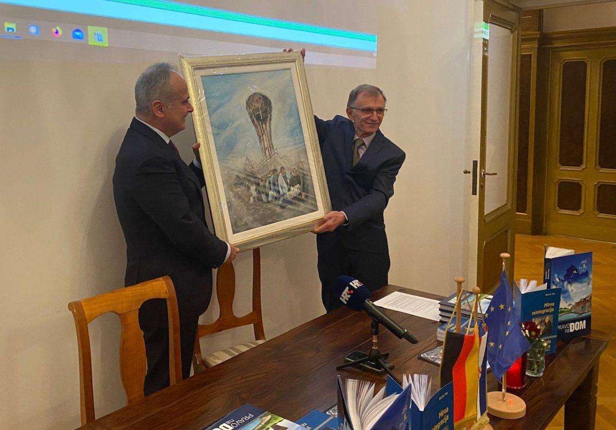 U VELEPOSLANSTVU RH U BERLINU: Otvorena izložba fotografija „Mirna reintegracija i pravo na dom“ Izložba fotografija „Mirna reintegracija i pravo na dom“ u prostorijama Veleposlanstva RH u Berlinu / Foto: Fenix (SIM)