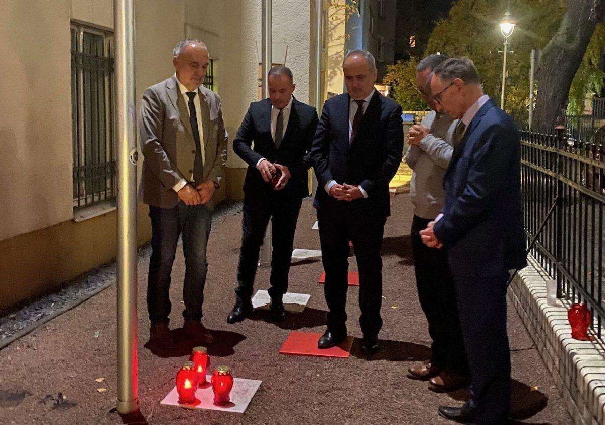 U VELEPOSLANSTVU RH U BERLINU: Otvorena izložba fotografija „Mirna reintegracija i pravo na dom“ Izložba fotografija „Mirna reintegracija i pravo na dom“ u prostorijama Veleposlanstva RH u Berlinu / Foto: Fenix (SIM)
