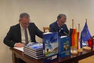 U VELEPOSLANSTVU RH U BERLINU: Otvorena izložba fotografija „Mirna reintegracija i pravo na dom“ Izložba fotografija „Mirna reintegracija i pravo na dom“ u prostorijama Veleposlanstva RH u Berlinu / Foto: Fenix (SIM)