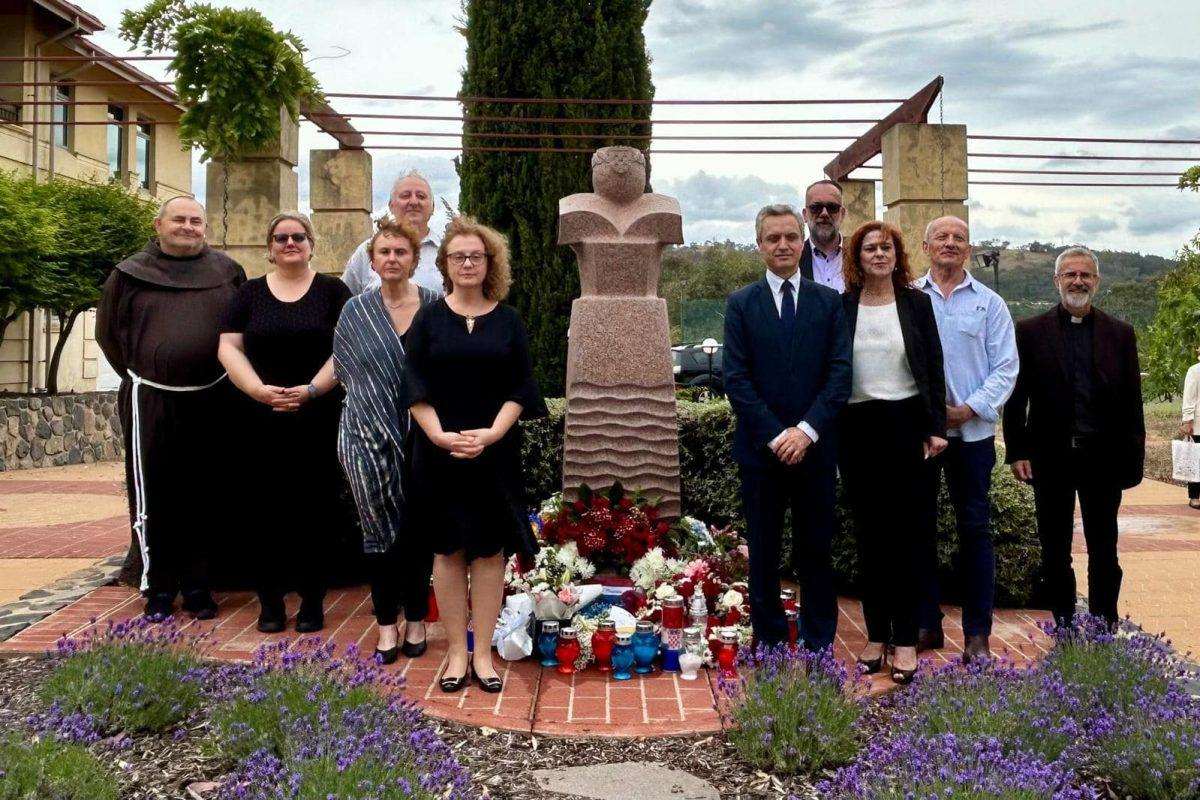 MOLITVA ZA ŽRTVE DOMOVINSKOG RATA, HEROJSKI VUKOVAR I ŠKABRNJU: U Canberri upriličena komemoracija, svečano polaganje vijenaca i paljenje svijeća U Veleposlanstvu Republike Hrvatske u Canberri / Foto: Veleposlanstvo RH u Canberri