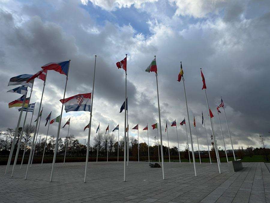 Hrvatska zastava na pola koplja ispred sjedišta NATO-a / Foto: Hina
