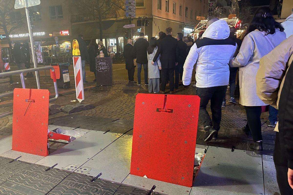 Barikade na ulazu na Božićni sajam un Frankfurtu / Foto: Fenix (SIM)