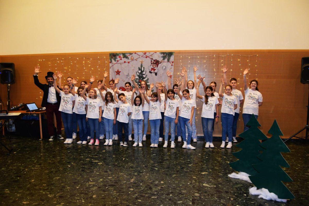 “ANNO`93”: Hrvatska dječja škola u Beču proslavila Advent s 300-njak djece i roditelja. Došli i Zagrebački anđeli i Agram Angels Dječji zbor „Zagrebački anšeli“ i voditelj Vitomir Ivanjek / Foto: Fenix (PM)
