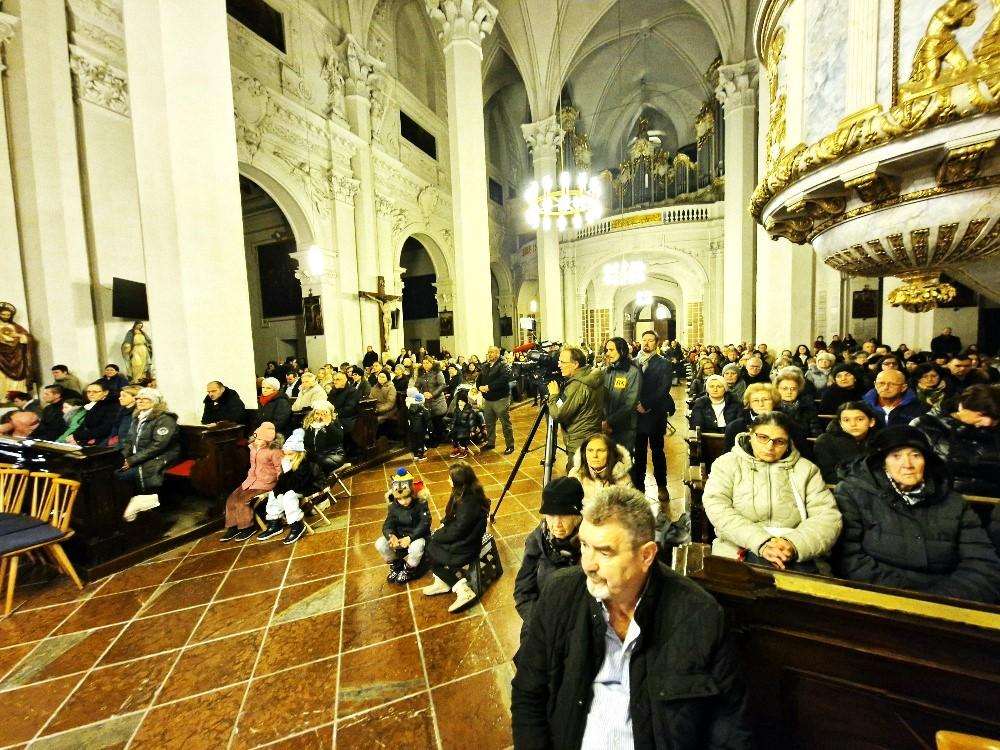 USUSRET BOŽIĆU: U hrvatskoj crkvi Am Hof u Beču postavljene unikatne “Panonske putujuće jaslice” Foto: Fenix (SH)