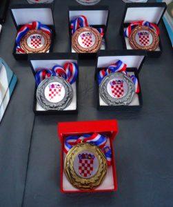 PROGLAŠENI DOBITNICI PRIZNANJA „HRVATSKI IDENTITET“: Prestižno priznanje iz Južne Amerike po drugi put otišlo u Split i po prvi put u SAD Medalje za "Hrvatski identitet" / Foto: Fenix (B.B.Filipović)