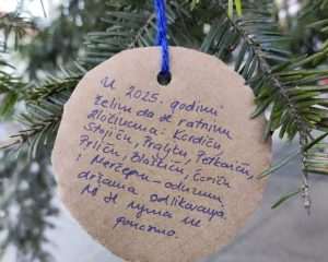 "ČESTITKA" HRVATIMA ZA PRVI ADVENT: Na božićnom boru na Trgu bana Jelačića u Zagrebu obješene poruke mržnje, u Vukovaru uništen adventski vijenac
