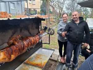 HRVATSKI BRAČNI PAR IZ NJEMAČKE: U ponedjeljak, dan prije Badnjeg dana, okupili su prijatelje i pokazali im kakvi su običaji u njihovoj Slavoniji